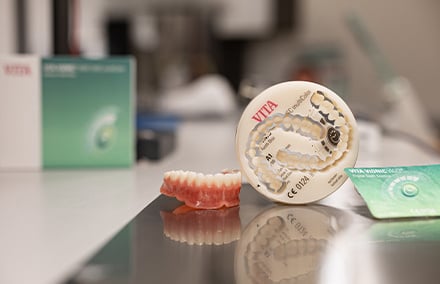 1. Depending on the case, the prefabricated teeth VITA VIONIC VIGO or the VITA VIONIC DENT DISC multiColor are used.