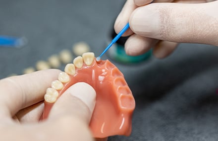 4. The alveolus of the denture base is wetted with the VITA VIONIC BOND adhesive.