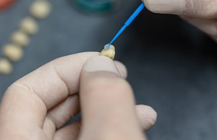 5. The basal-circular application of VITA VIONIC BOND on the VITA VIONIC VIGO prefabricated tooth.