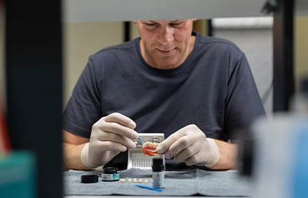 2. Eelco van Wort durante la adhesión de los dientes VITA VIONIC VIGO preacondicionados a la base de la dentadura.